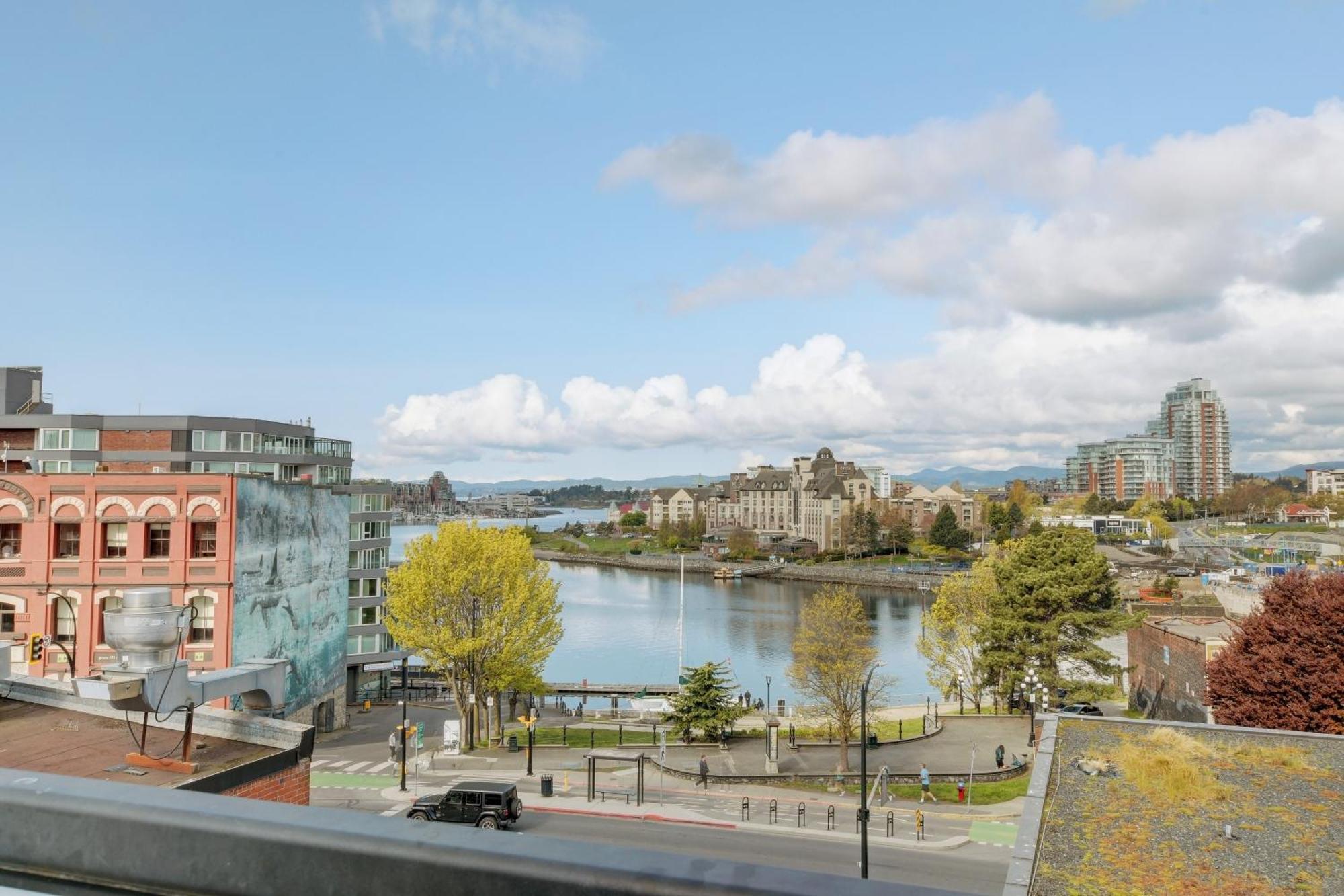 Victoria'S Parliamentary Suite With Private Rooftop Patio & Harbour View ภายนอก รูปภาพ